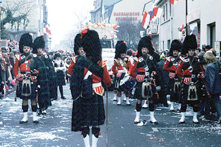 ::Die Shirley Pipe Band während des Fastnachtumzugs. (© Blasorchester Hochheim) Die Shirley Pipe Band während des Fastnachtumzugs. (© Blasorchester Hochheim)