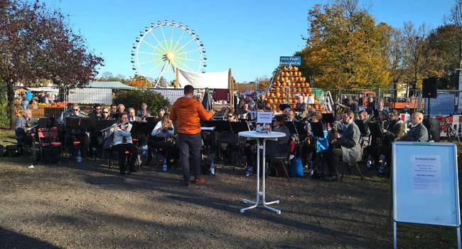 Auftritt des Blasorchesters beim Weinprobierstand für das Blasorchester Altenahr, unter der Leitung von Dirigent Nico Leikam.