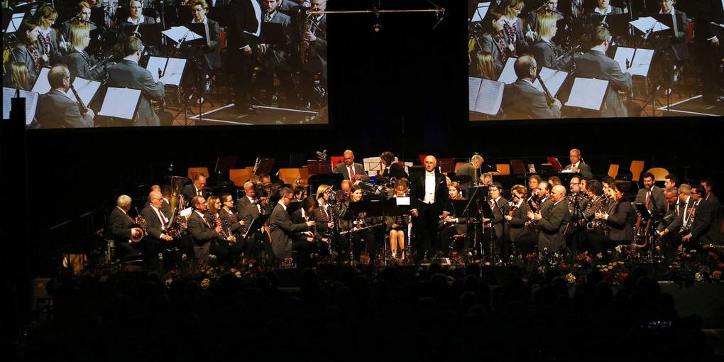 Das Blasorchester auf der Bühne in der Georg-Hofmann-Halle