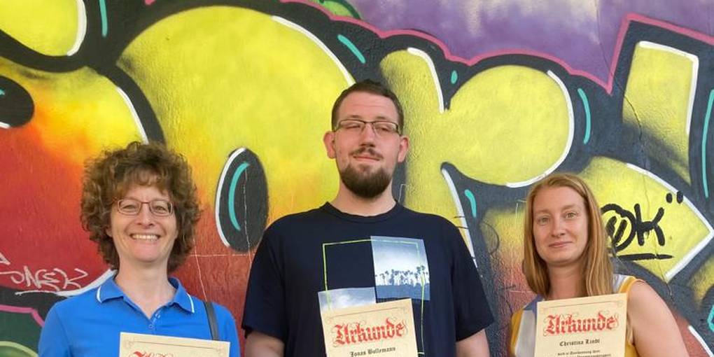 Ehrung der Mitglieder beim Blasorchester Hochheim, von links: Andrea Pönitz (5 Jahre), Jonas Bollemann (10 Jahre), Christina Lindt (erste Vorsitzende, 25 Jahre). (Foto: Kevin Herud)